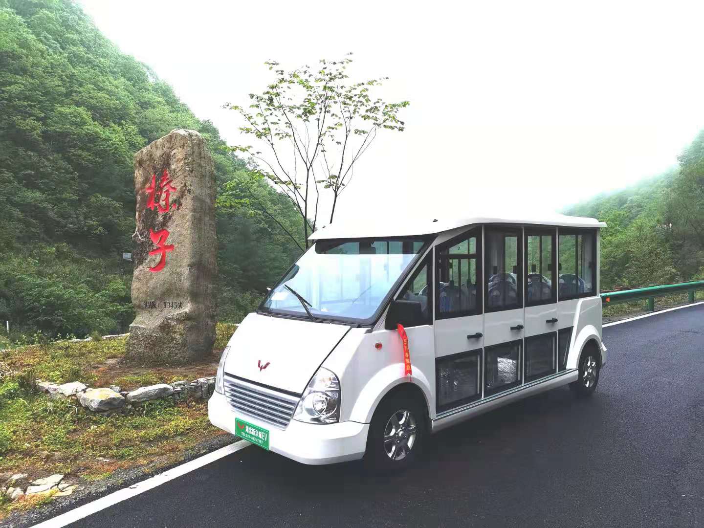 天气越来越寒冷该使用封闭式观光车了