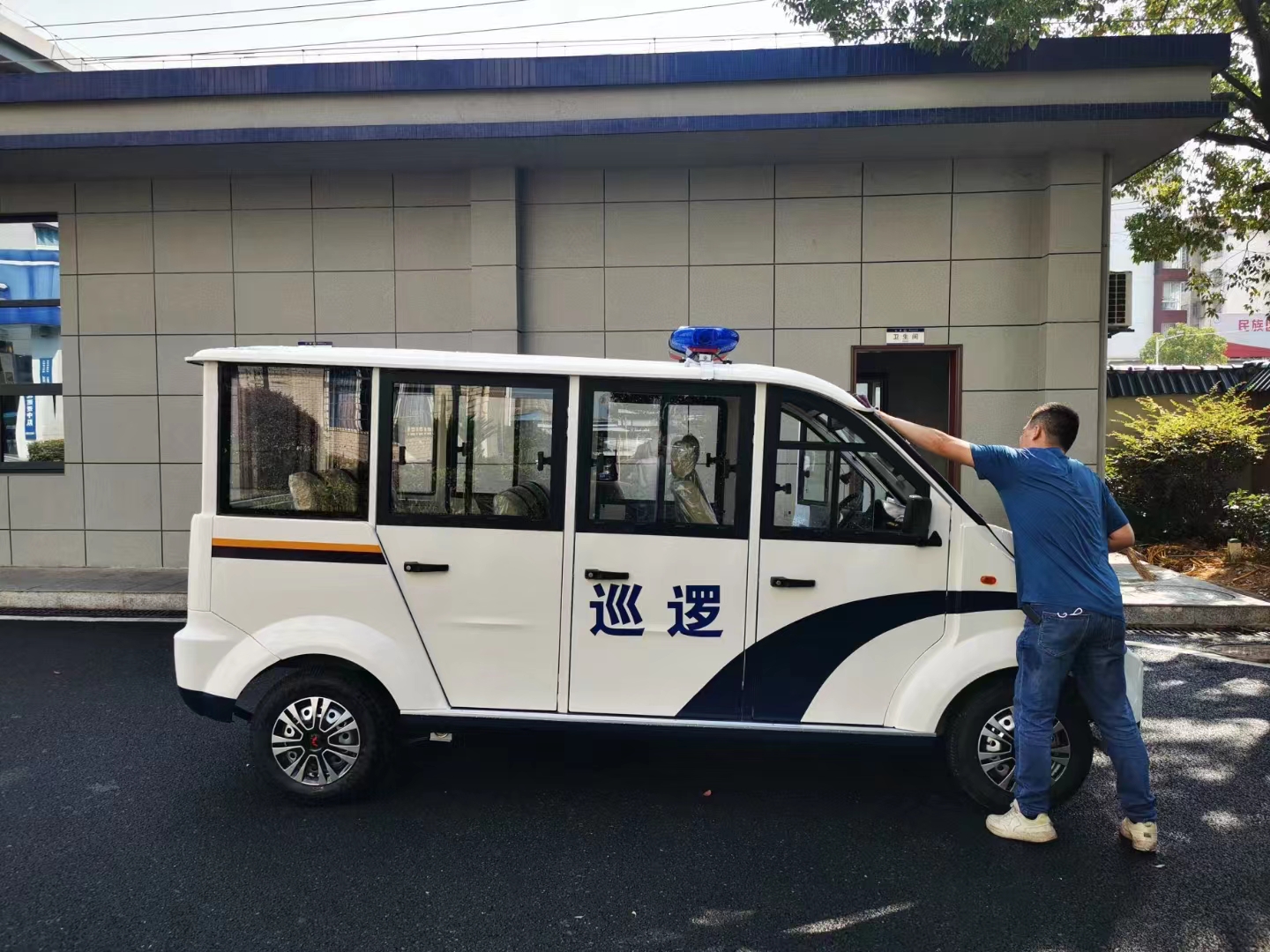 电动门巡逻车清洁方法