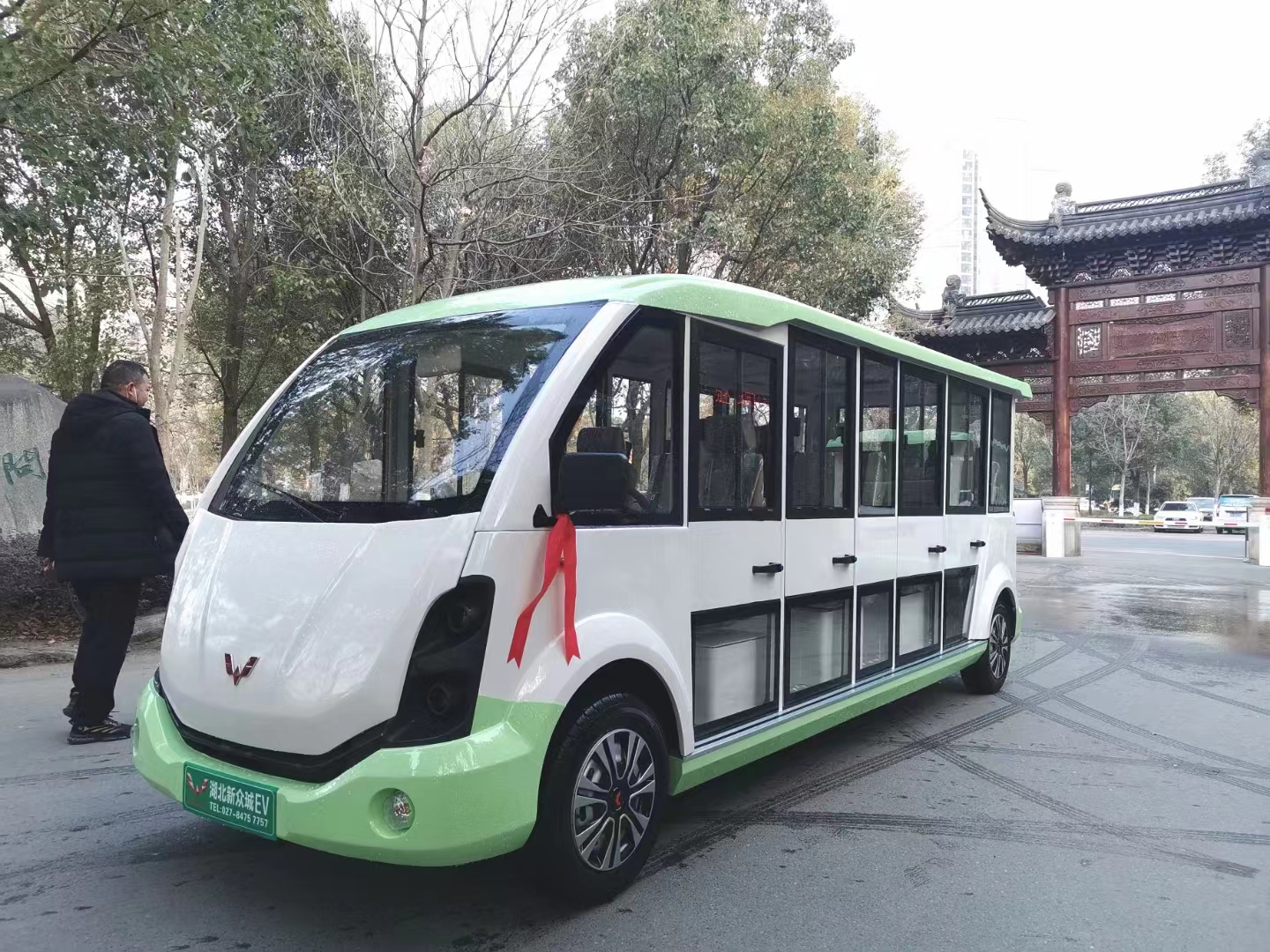 封闭式电动观光车