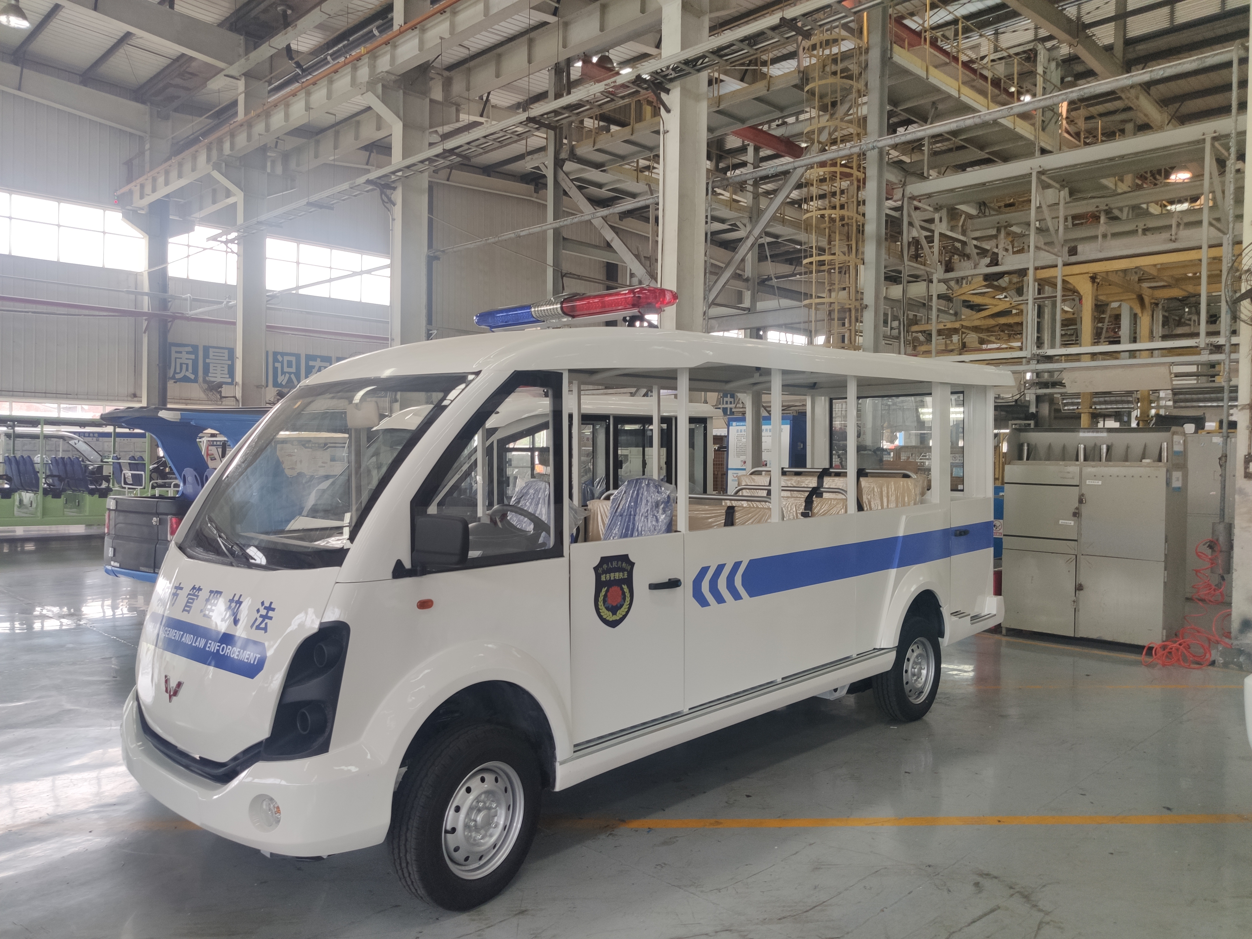 国宾车半封闭连体软座椅带警灯交车照