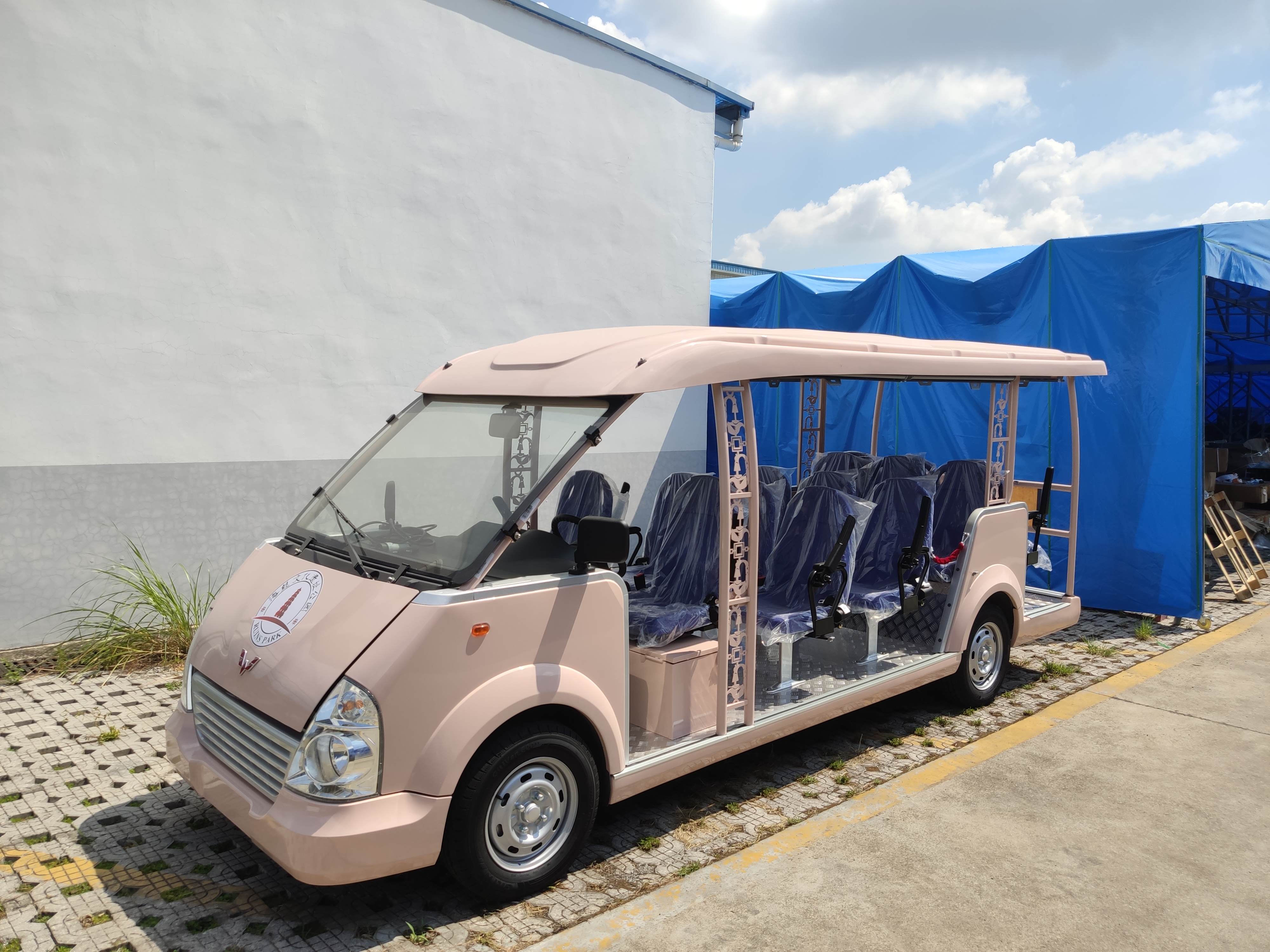 五菱VV系列WLD2140仿古格栅粉色套色交车照片