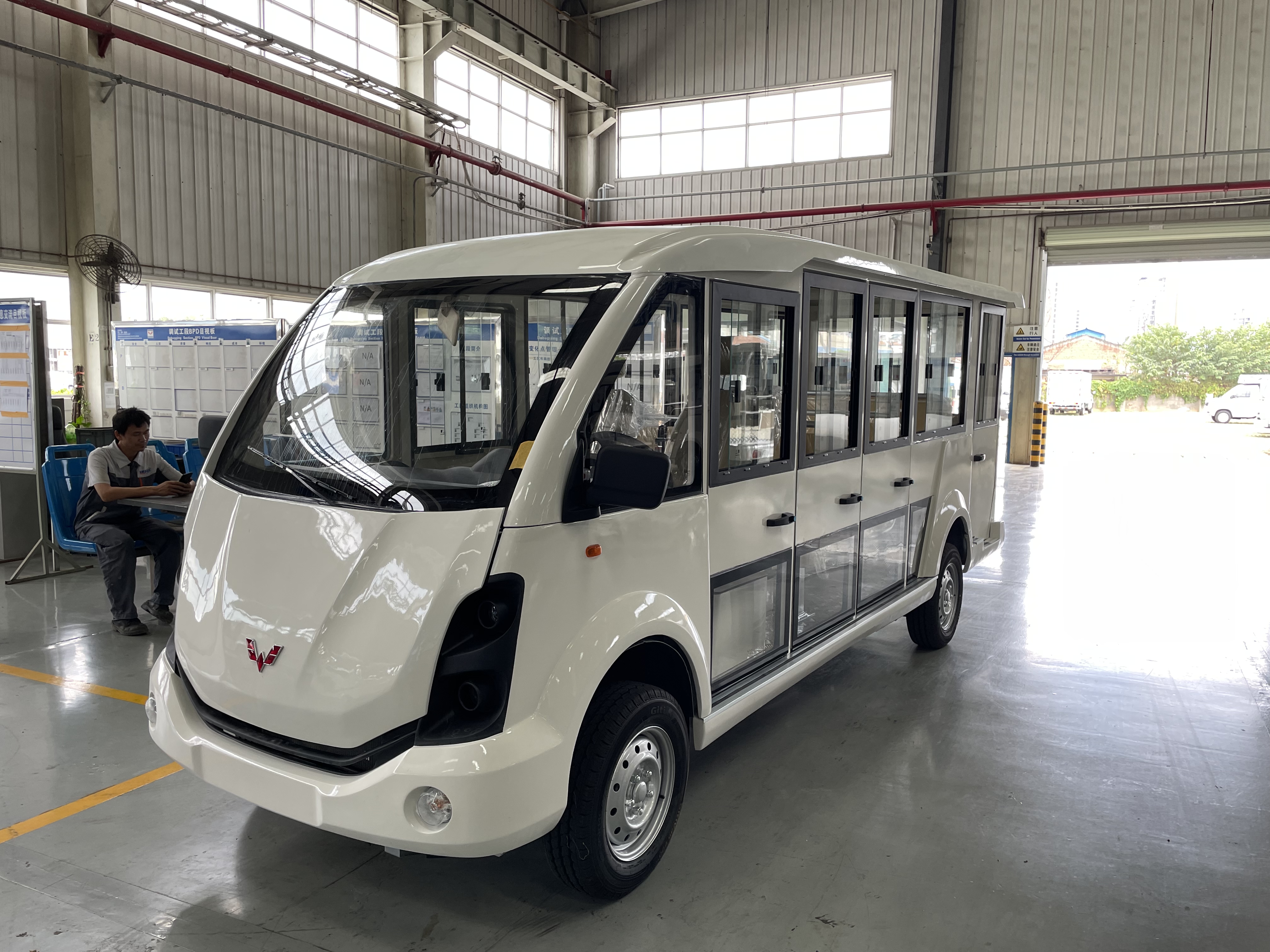 国宾造型14座交车照片