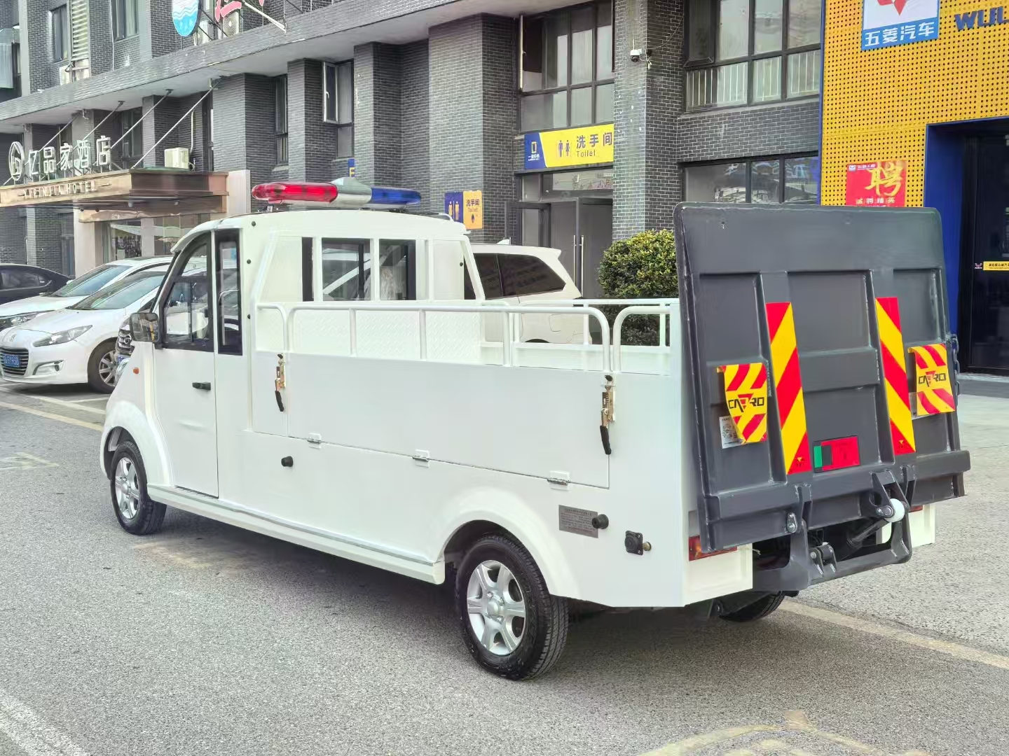 电动环卫车后面