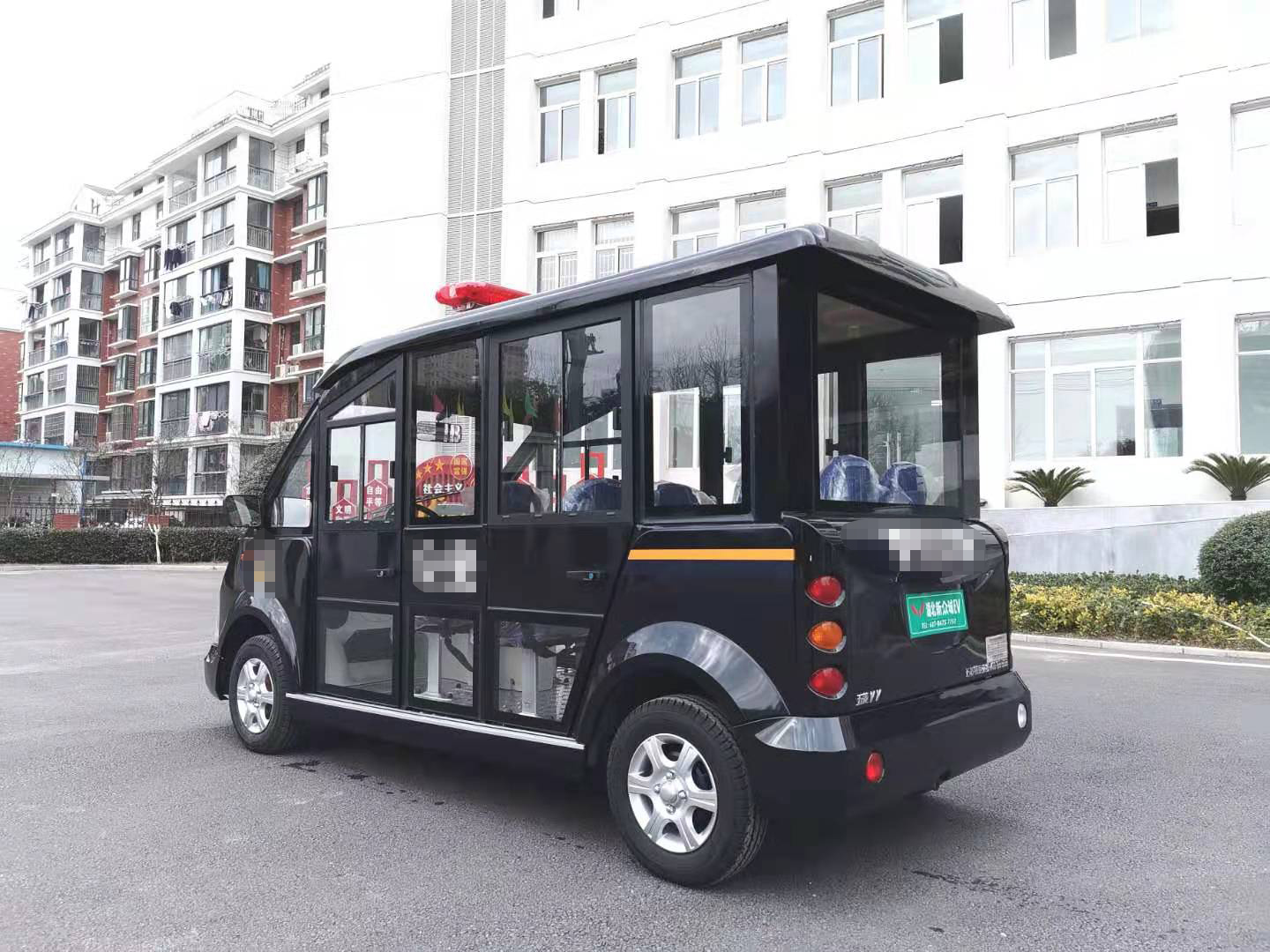 威威电动巡逻车侧面