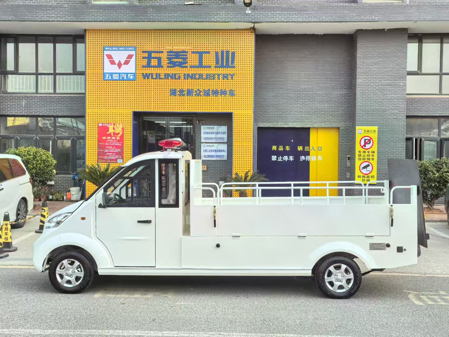 电动环卫车侧面