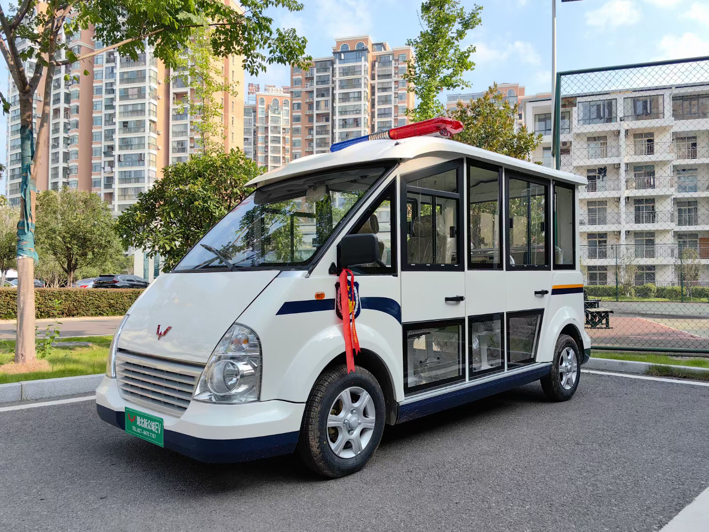 五菱封闭式电动巡逻车
