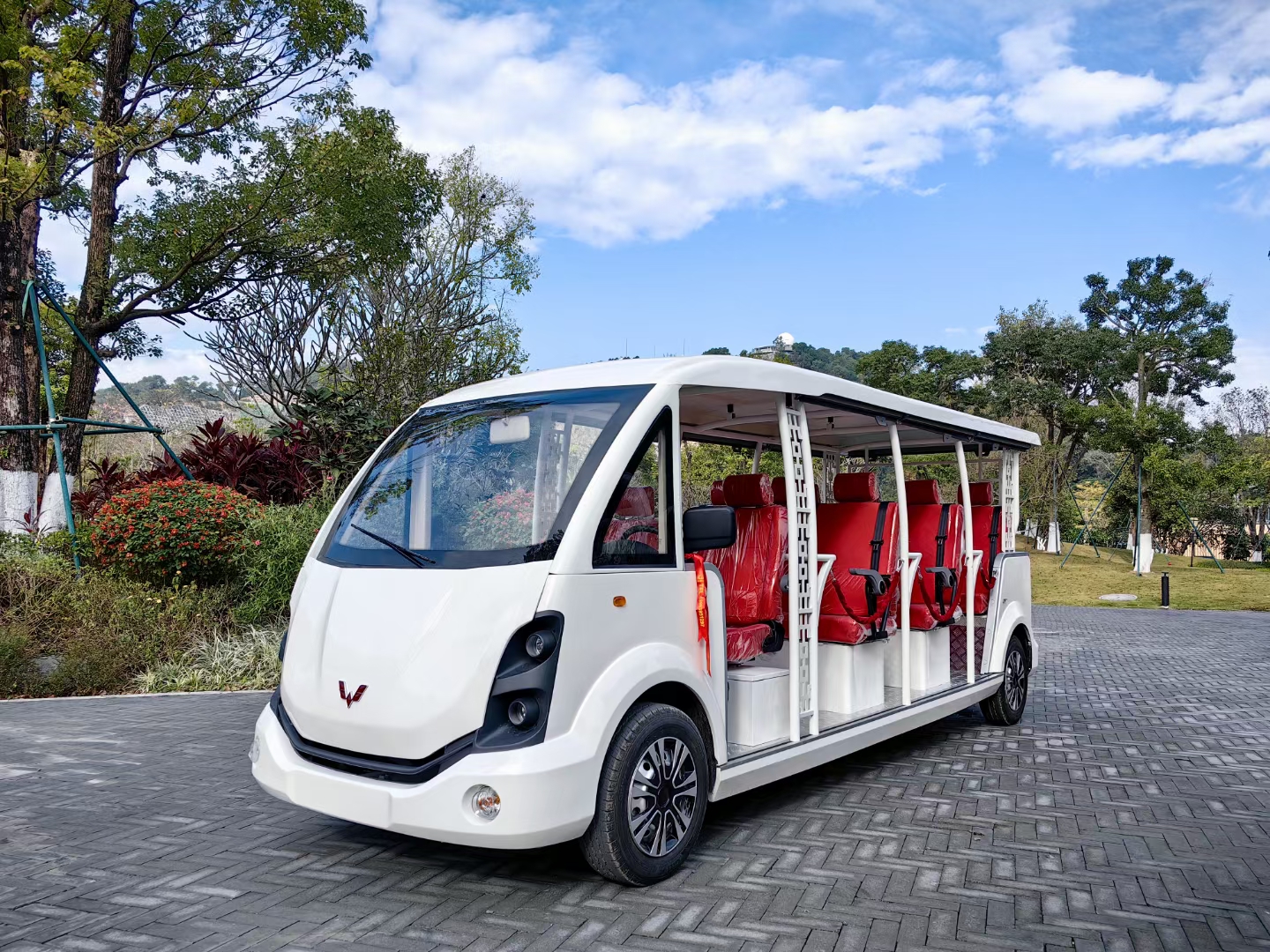 五菱11座国宾车