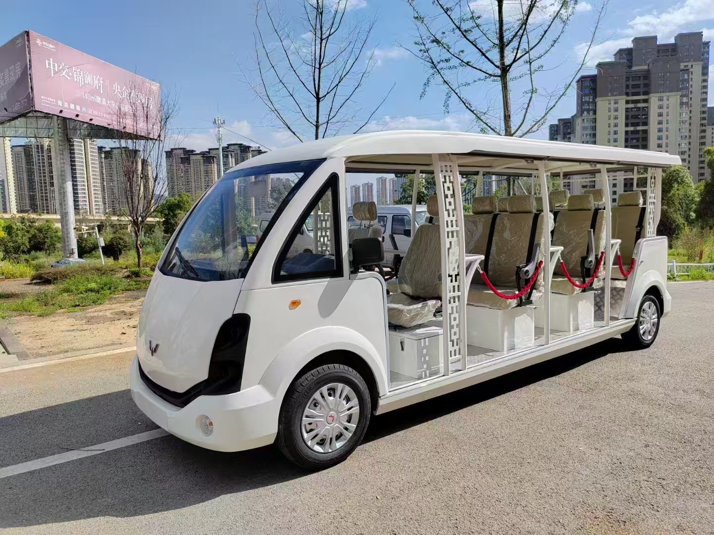 五菱11座国宾车