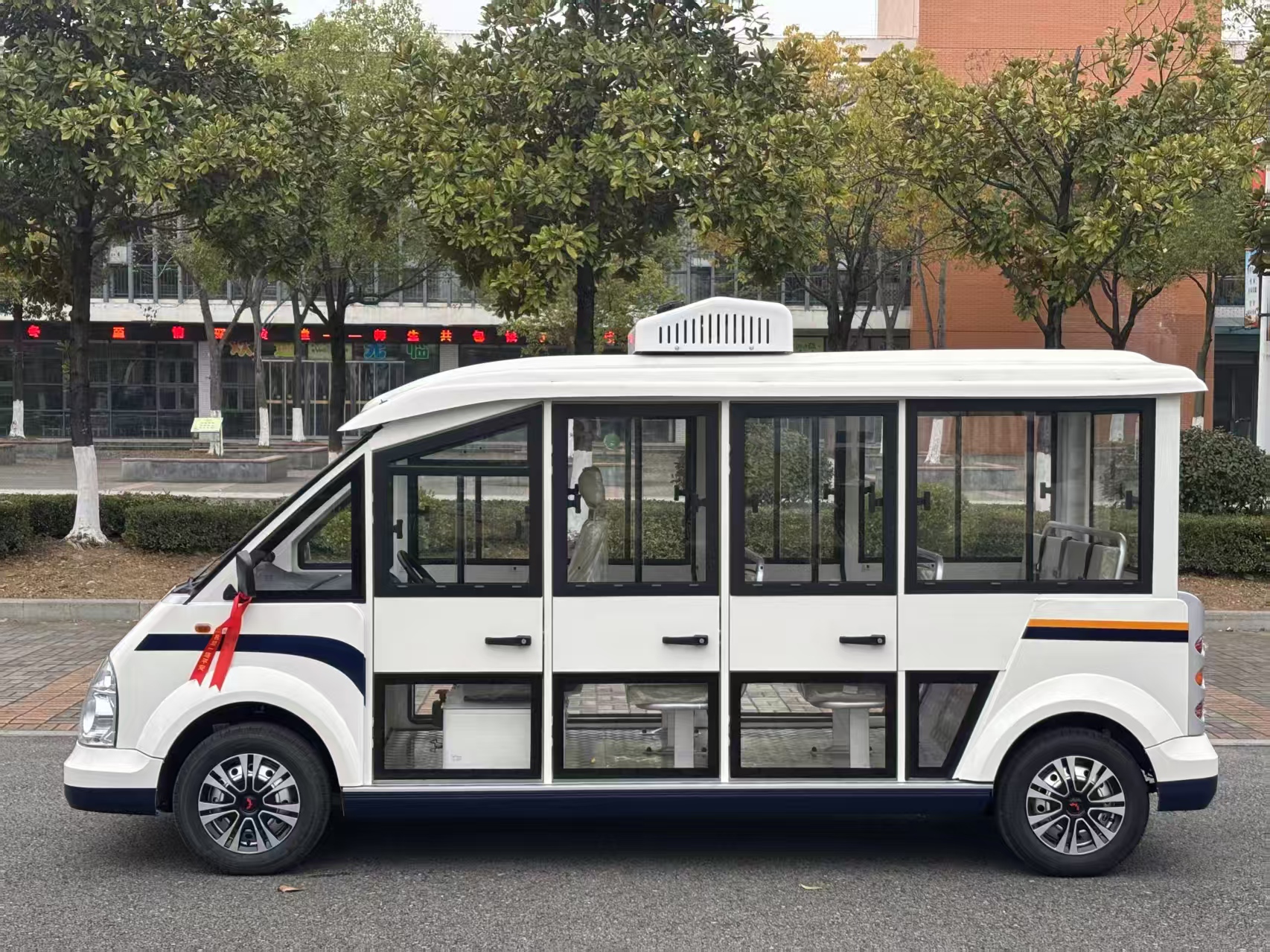 五菱10座封闭式巡逻车v系列