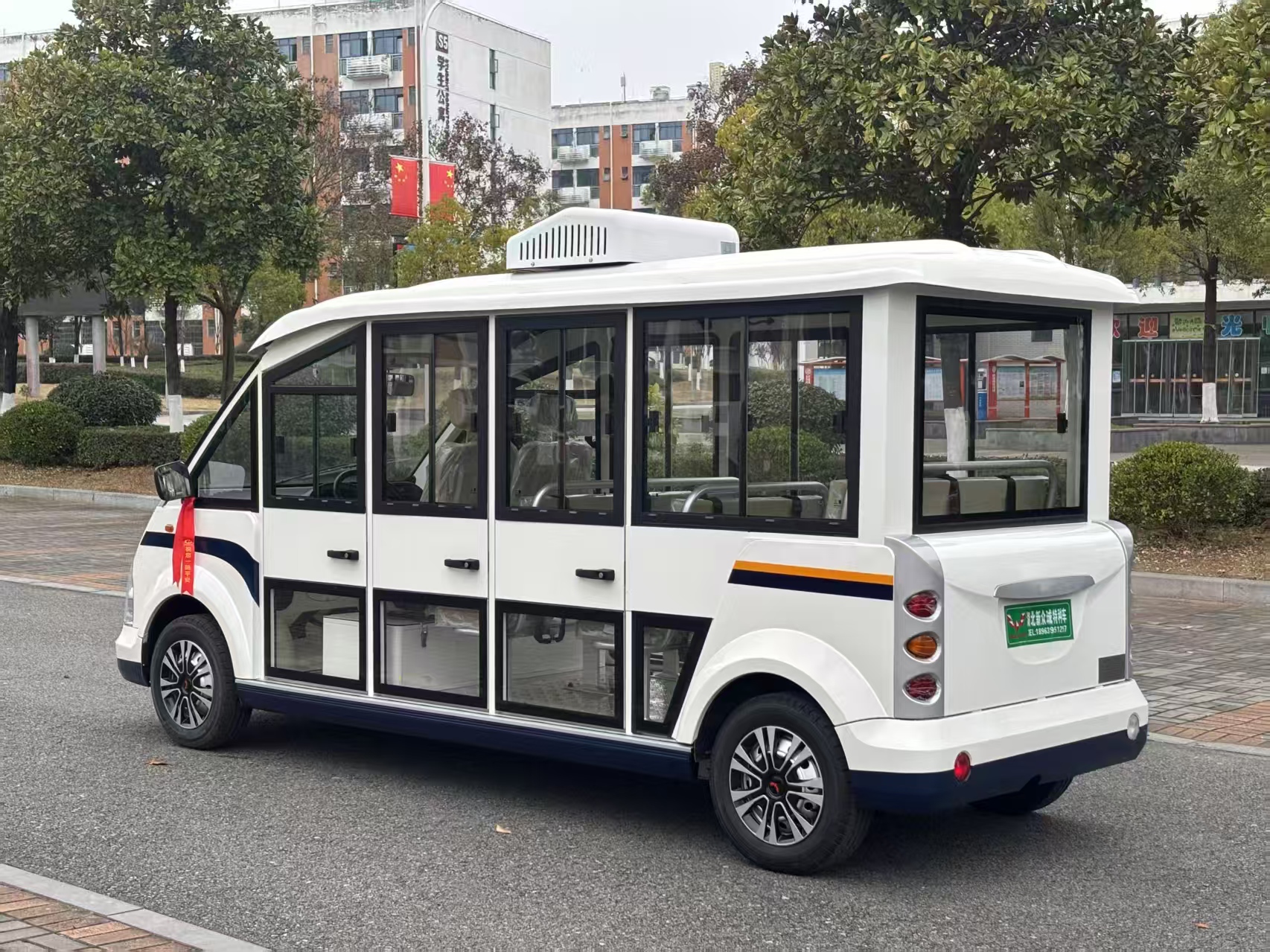 五菱10座封闭式巡逻车v系列